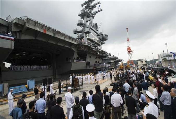 海軍レイ・マバスの元米長官は空母ロナルド・レーガン乗っフリート活動横須賀、日本に到着した後の記者会見でメディアに語っています。 （ファイル写真）