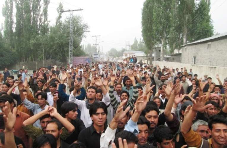علامہ راجہ ناصر عباس کے مومنین کے حصار میں اسکردو آمد کے تصویری مناظر