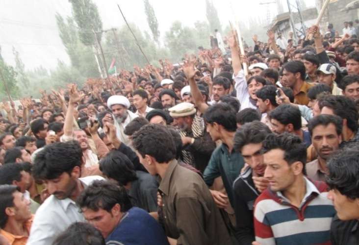 علامہ راجہ ناصر عباس کے مومنین کے حصار میں اسکردو آمد کے تصویری مناظر
