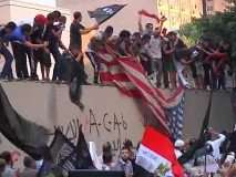 قاہرہ، مظاہرین کا امریکی سفارتخانے پر دھاوا، پرچم نذرآتش