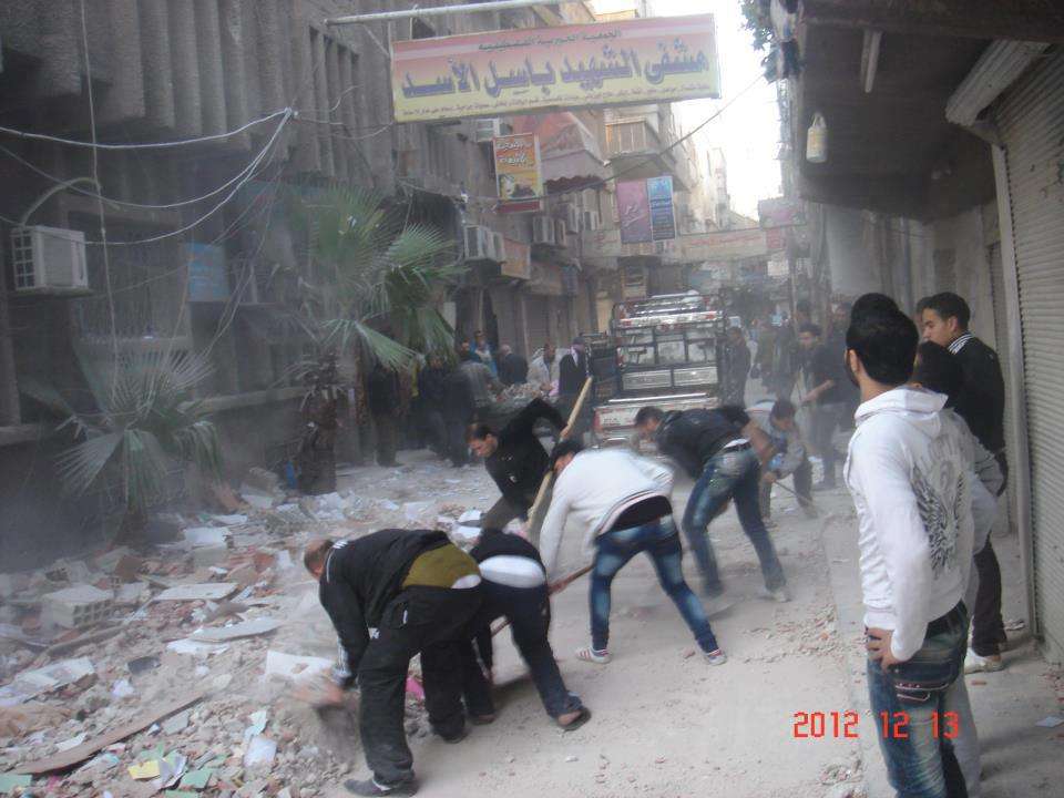 شباب المخيم القاطنين بالقرب من مشفى الباسل يقومون بحملة تنظيف الطريق