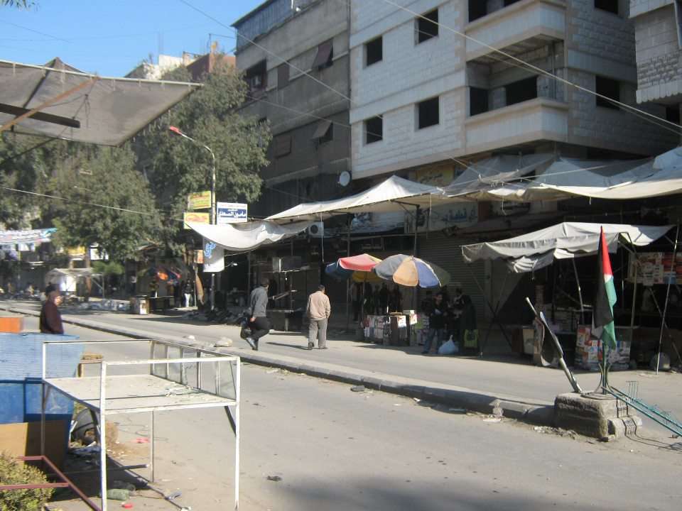 خلو الشوارع الرئيسية من أهالي المخيم خوفاً من القناصة