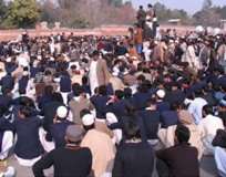 پشاور، پولیس نے گونر ہاوس کے سامنے دھرنا دینے والوں کو منتشر کردیا، 18 میتیں اسپتال منتقل