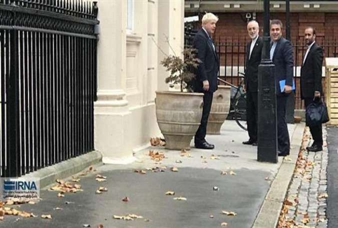 UK Foreign Secretary Boris Johnson (L) meets with Head of the Atomic Energy Organization of Iran (AEOI) Ali Akbar Salehi (2nd left) in London on October 11, 2017. (Photo by IRNA)