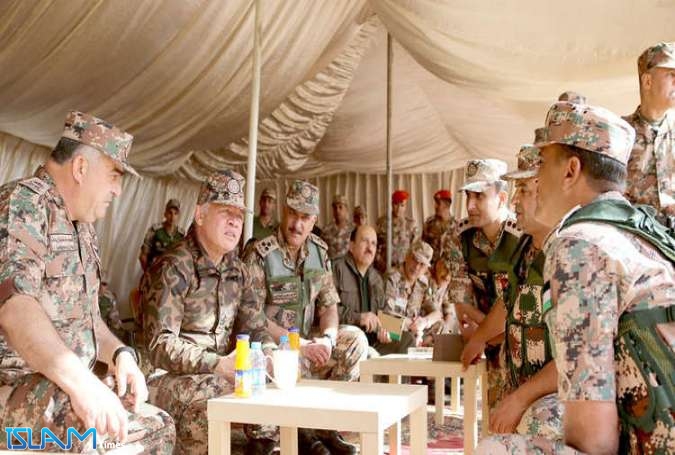 الملك الأردني يتفقد الحرس على حدود سوريا