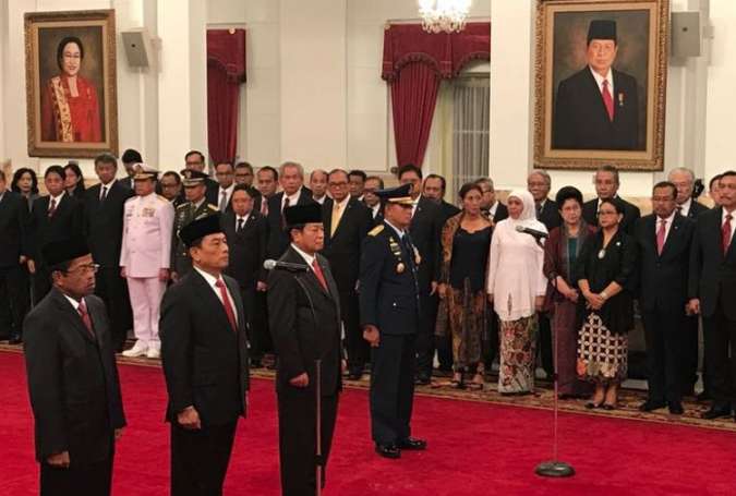 Idrus Marham, Jenderal (purn) Moeldoko, Agum Gumelar dan Marsekal Madya TNI Yuyu Sutisna saat pelantikan di Istana Negara, Jakarta.jpg