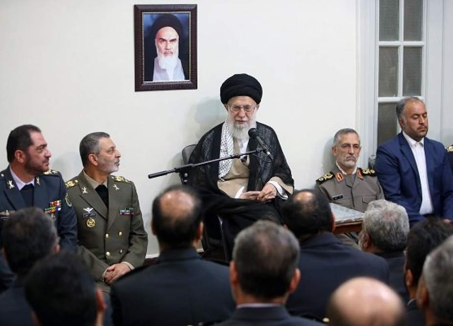 Imam Ali Khamenei dan para pejabat Angkatan Udara
