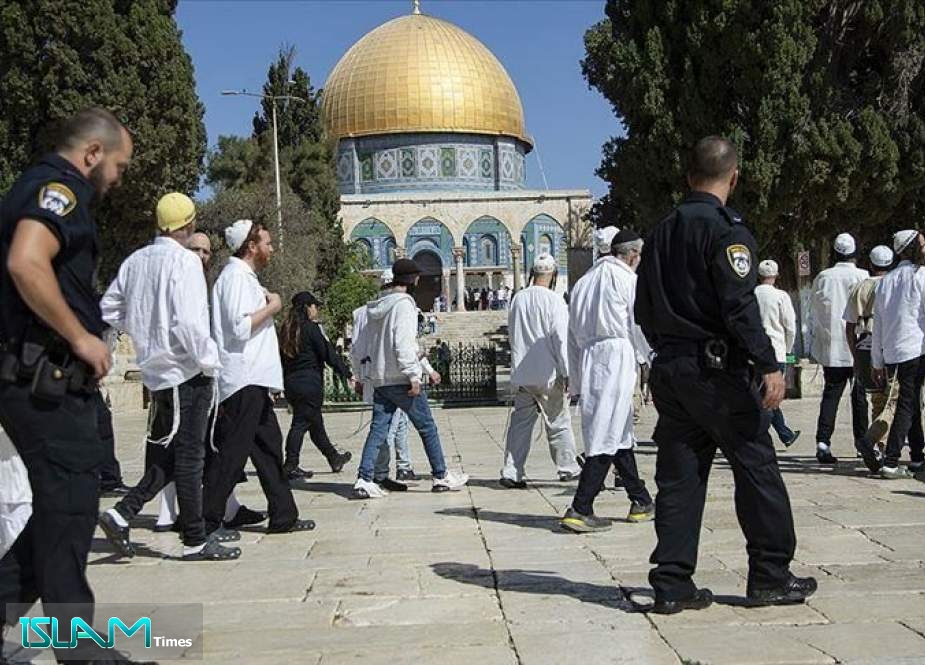 Scores of Israeli Settlers Storm Aqsa Mosque ahead of Provocative Flag Parade