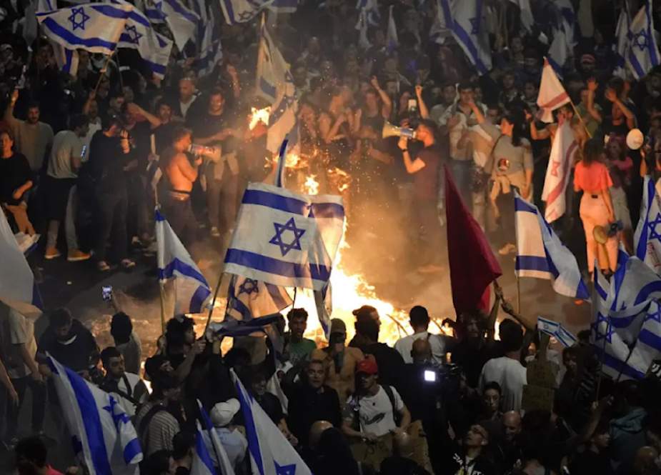 Israelis holding protests and blocking a highway protesting Benjamin Netanyahu