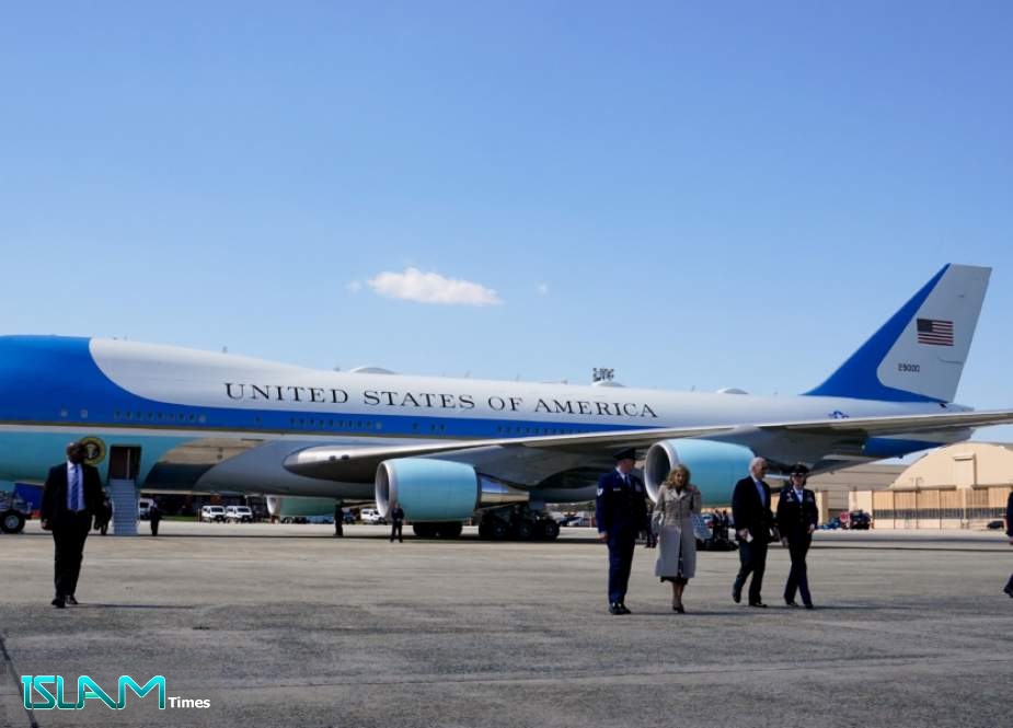 الصحفيون يسرقون المقتنيات من طائرة الرئيس الأمريكي.. البيت الأبيض منزعج من الظاهرة التي استمرت لسنوات