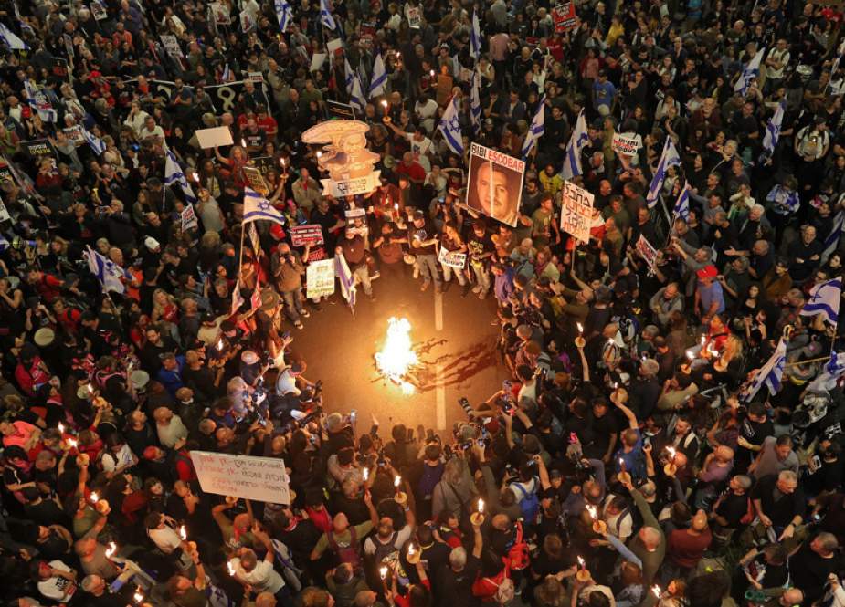 Israeli settlers demonstrate in front of the regime’s ministry of military affairs in Tel Aviv