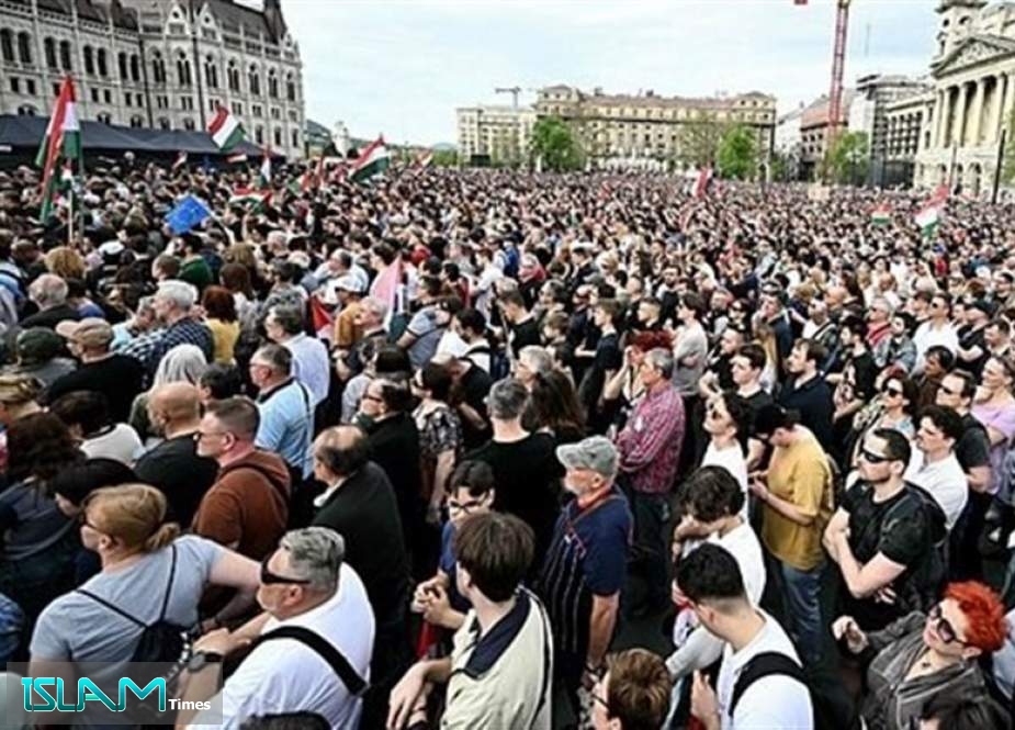 ‘Hungarians Rise’: Tens of Thousands Protest against Orban in Budapest