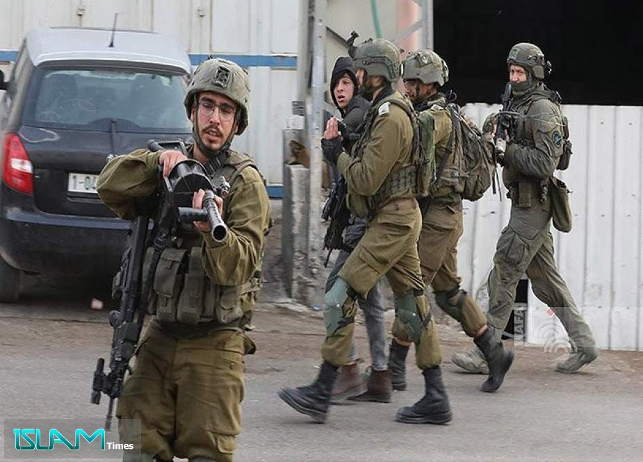 الاحتلال يعتقل 3 فلسطينيين بالدهيشة و’خر غربي الخليل