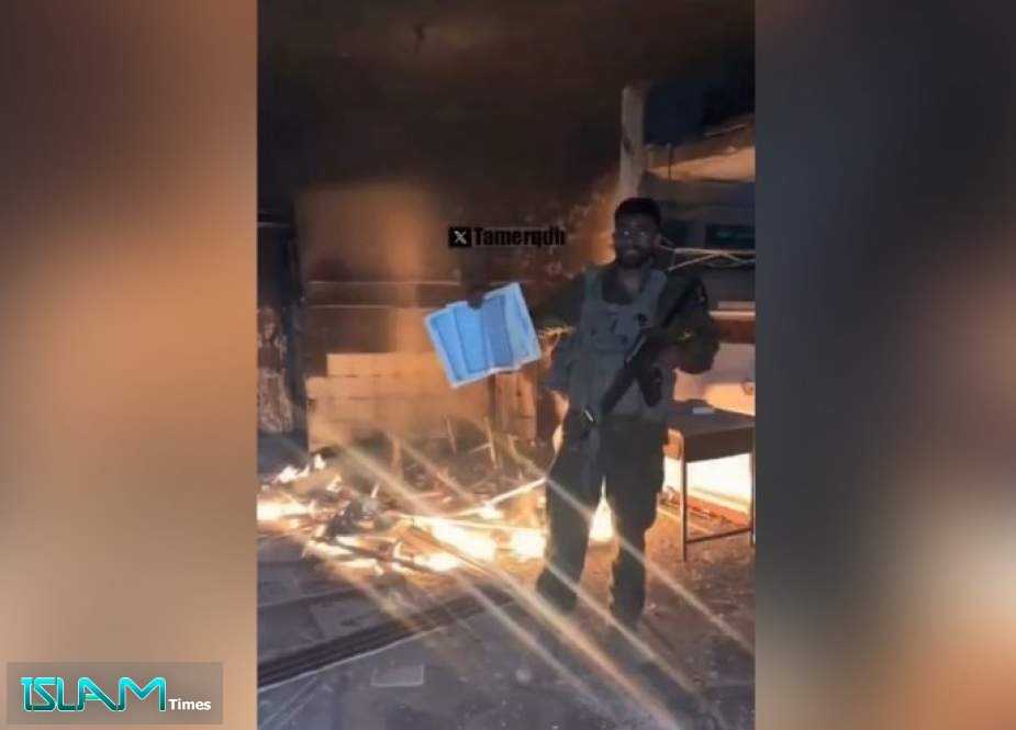 تعبيرًا عن الكراهية.. جندي "إسرائيلي" يلقي نسخة من القرآن في النار