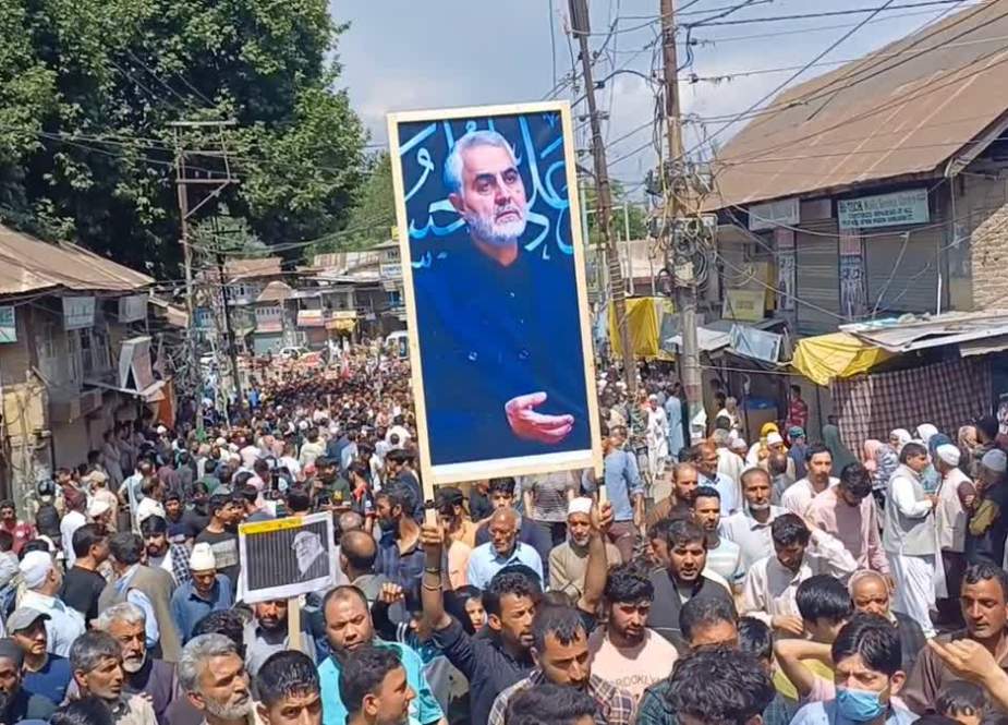 مقبوضہ کشمیر کے ضلع بڈگام میں ابراہیم رئیسی کے اعزاز میں تعزیتی جلوس برآمد