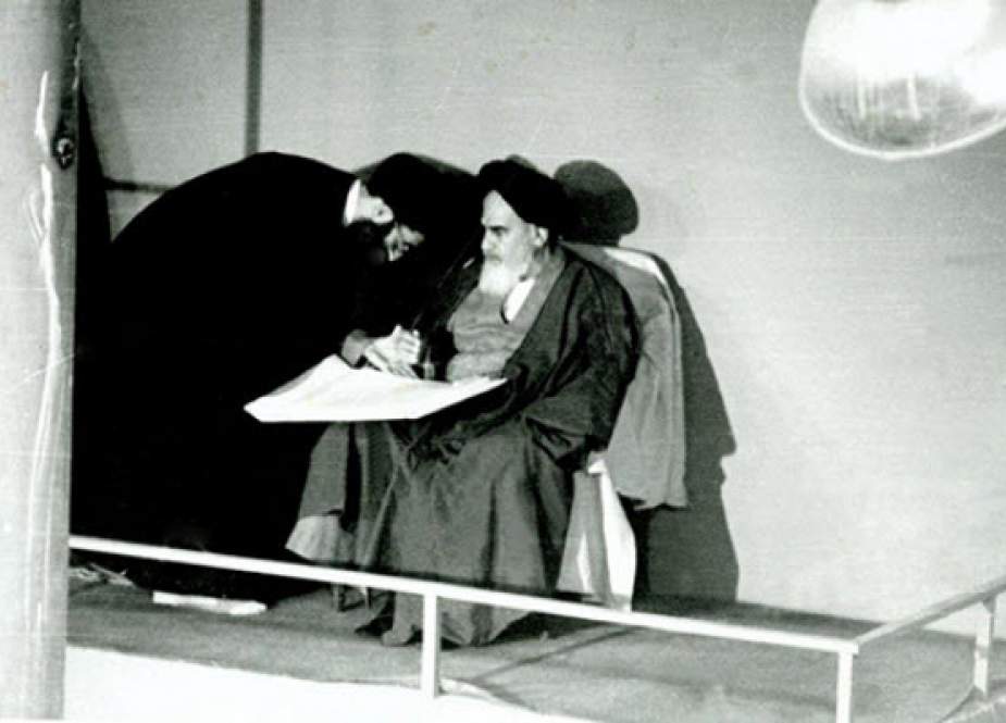 نگاهی به زندگینامه‌ی حضرت آیت‌ الله‌العظمی سید علی حسینی خامنه‌ای