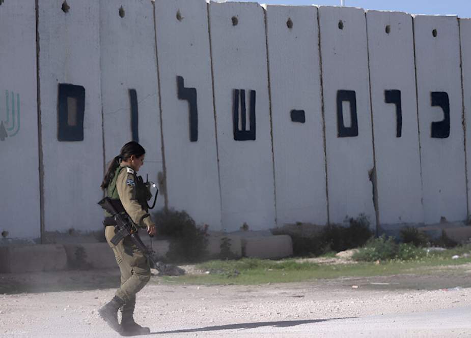 Israeli-soldier-patrol-the-Karem-Abu-Salem-Crossing