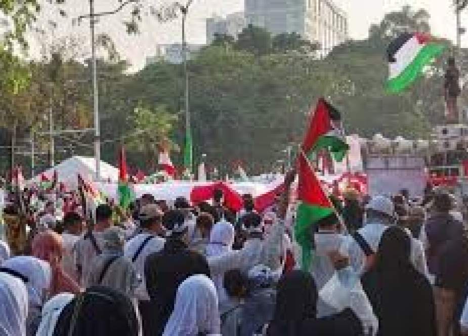 Massa dari Koalisi Indonesia Bela Baitul Maqdis (KIBBM) menggelar aksi bela Palestina di depan Kedutaan Besar Amerika Serikat