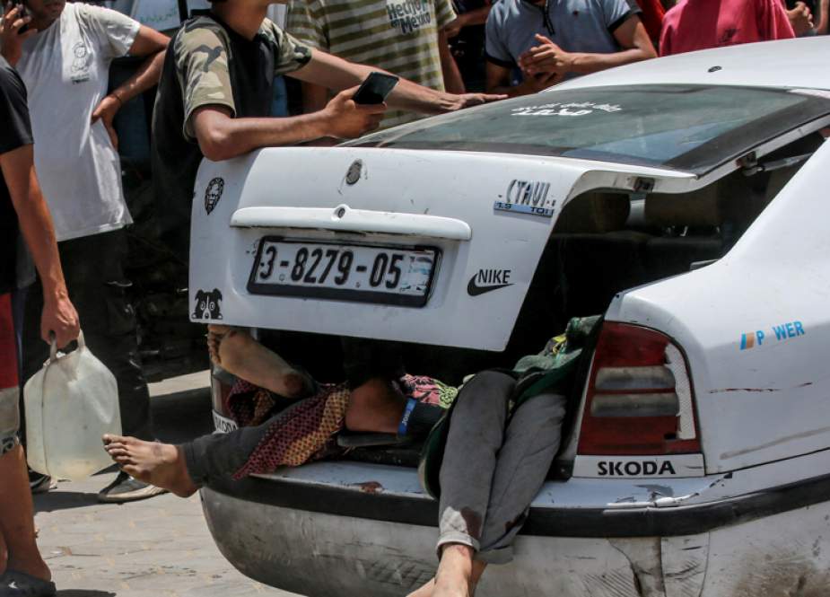 A car carrying injured people arrives at the al-Aqsa Martyrs Hospital in Deir al-Balah, in the central Gaza Strip