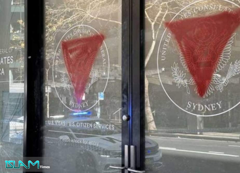 مثلثات حمراء مقلوبة..رمز المقاومة يزين مبنى قنصلية واشنطن بأستراليا!