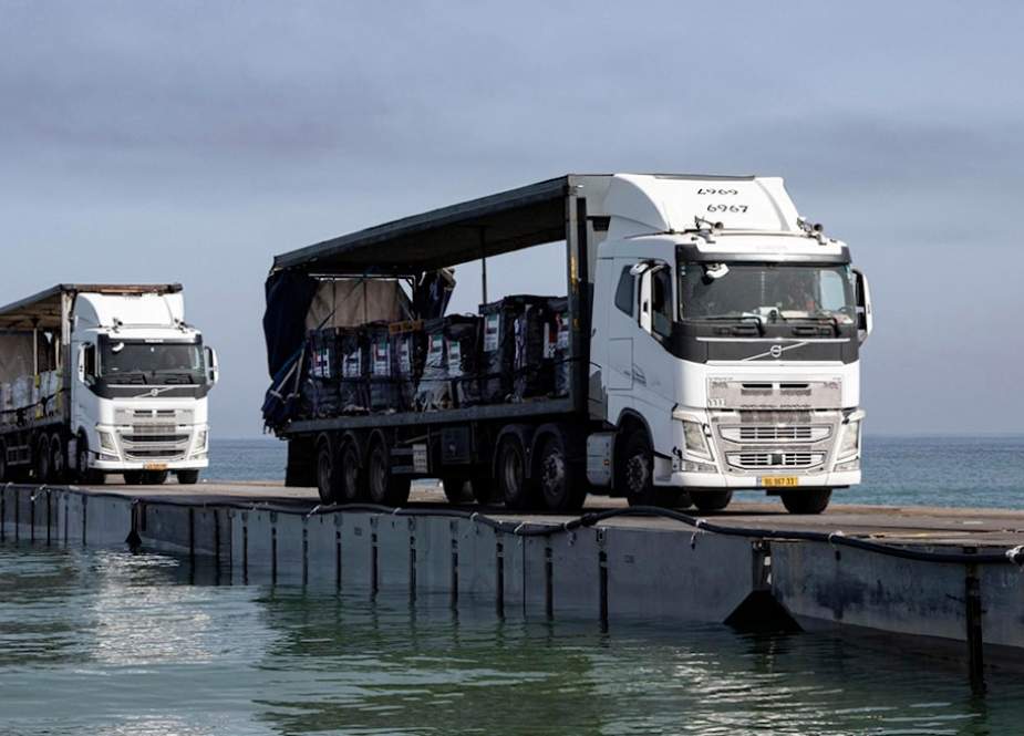 Humanitarian aid from the UAE and the USAID crossing the Trident Pier before arriving on the beach in the Gaza Strip