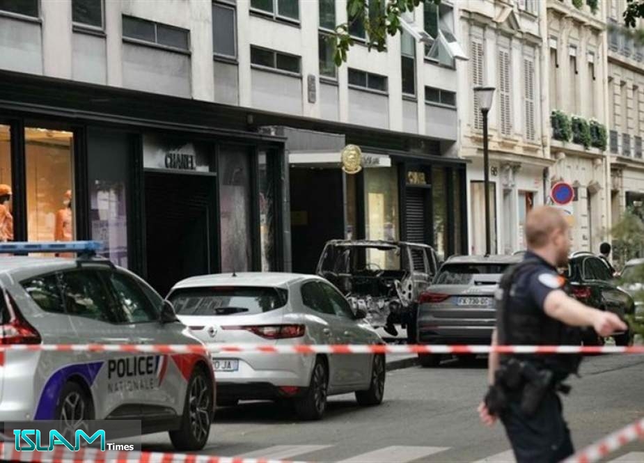 Thieves Ram-Raid Chanel Store in Paris