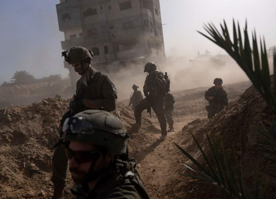 Israeli soldiers take up positions during a ground operation in Khan Younis, Gaza Strip