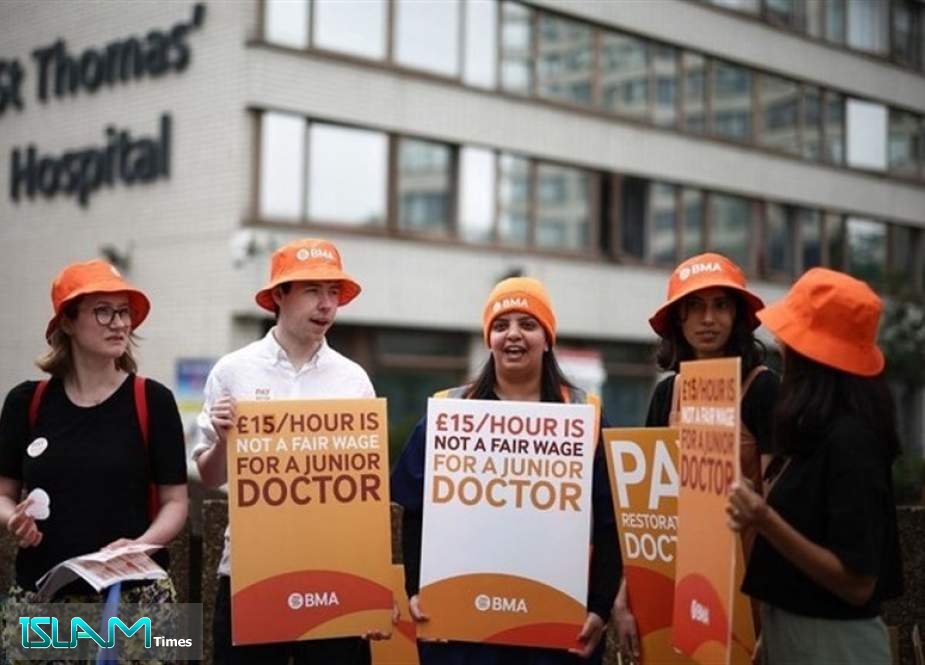 Thousands of Doctors Go On Strike in England a Week before the UK General Election