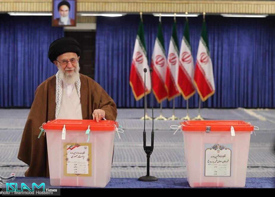الإمام الخامنئي يدلي بصوته في الانتخابات الرئاسية الإيرانية