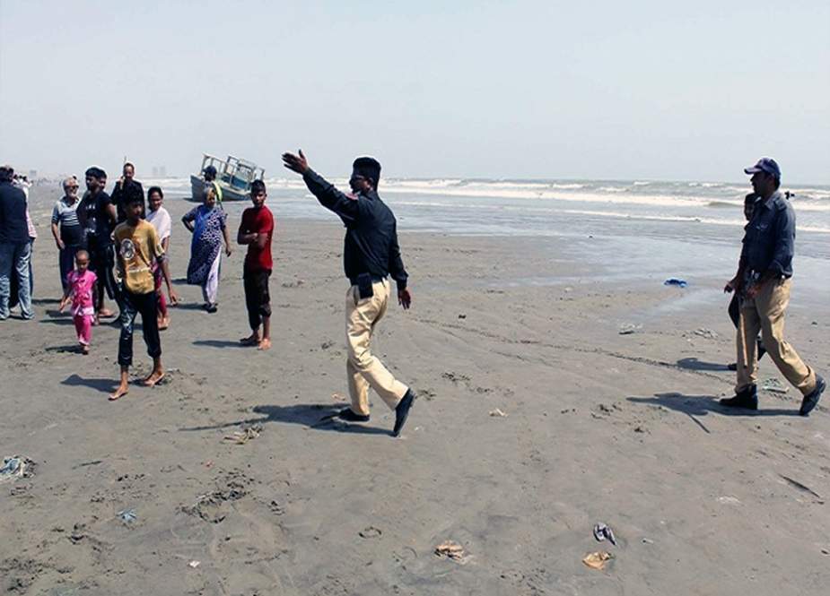 کراچی میں سمندر میں نہانے پر ایک ماہ کیلئے مکمل پابندی عائد