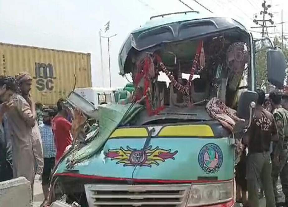 کراچی، پکنک پر جانے والی بس کو حادثہ، ایک ہی خاندان کے 7 افراد جاں بحق