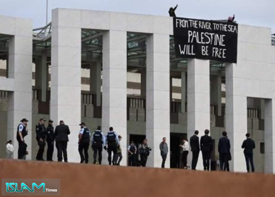 متظاهرون مؤيدون للفلسطينيين يتسلقون سطح البرلمان الأسترالي