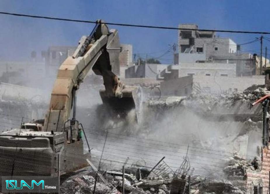 قوات الاحتلال تهدم 9 منازل شرق الخليل