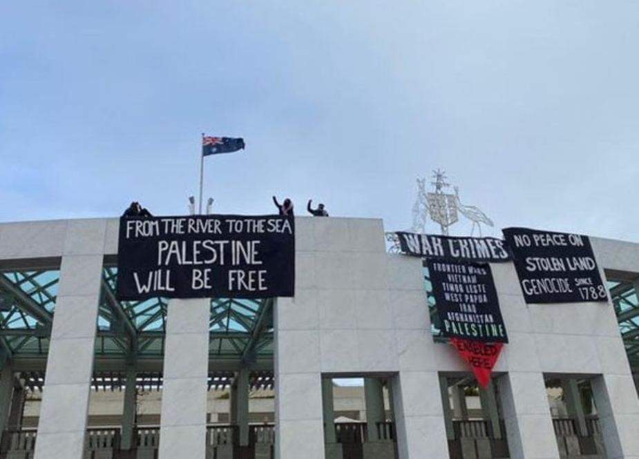آسٹریلیا کی پارلیمنٹ کی چھت پر مظاہرین نے فلسطینی بینرز لہرا دیے