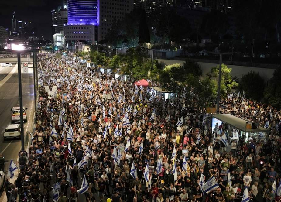 Israeli settlers protest Israeli Prime Minister Benjamin Netanyahu