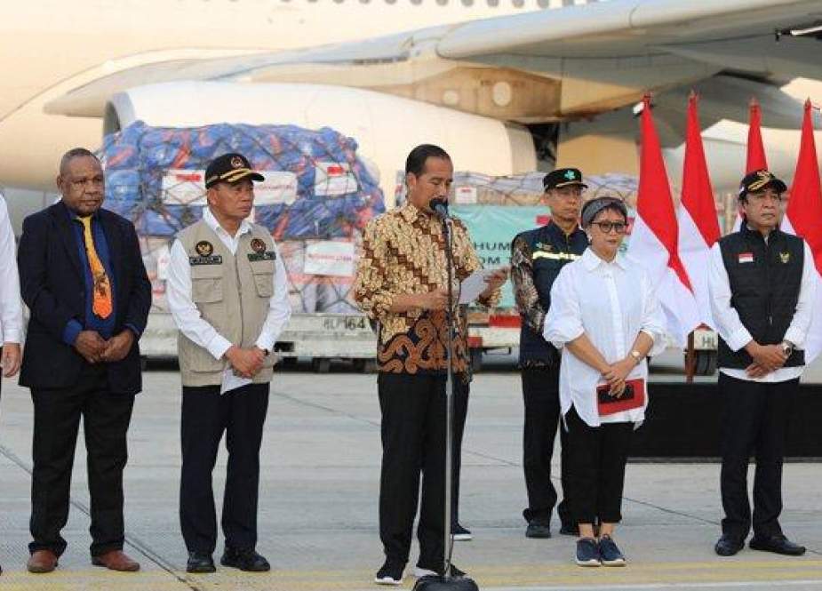 Presiden Joko Widodo didampingi Kepala BNPB Suharyanto memeriksa paket bantuan untuk dikirimkan ke Papua Nugini dan Afganistan