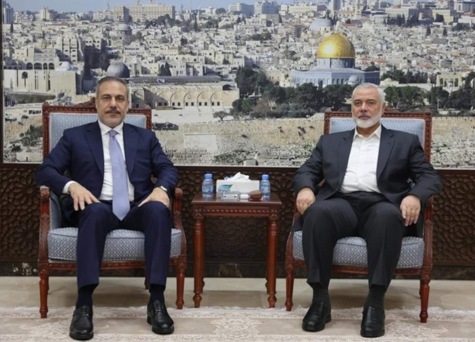 The head of the Hamas Political Bureau, Ismail Haniyeh, with Turkish Foreign Minister Hakan Fidan